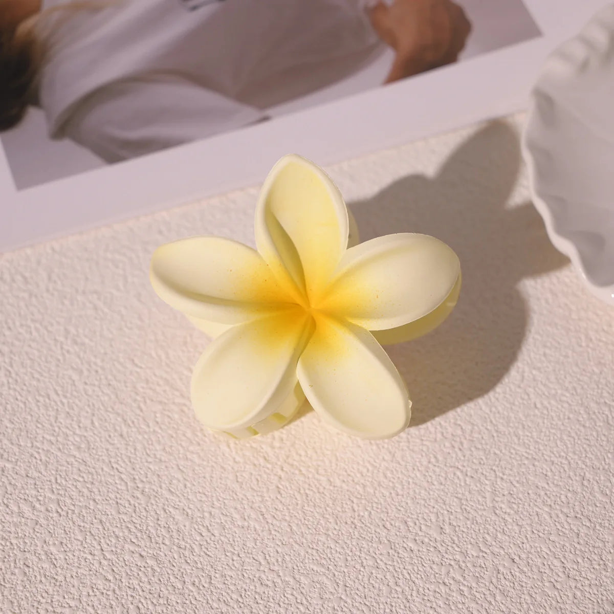 Fashion Colorful Frosted Flower Hair Claws Clip Hawaiian Gradient Hairpin Vacation Beach Ponytail Clip Barrette Hair Accessories