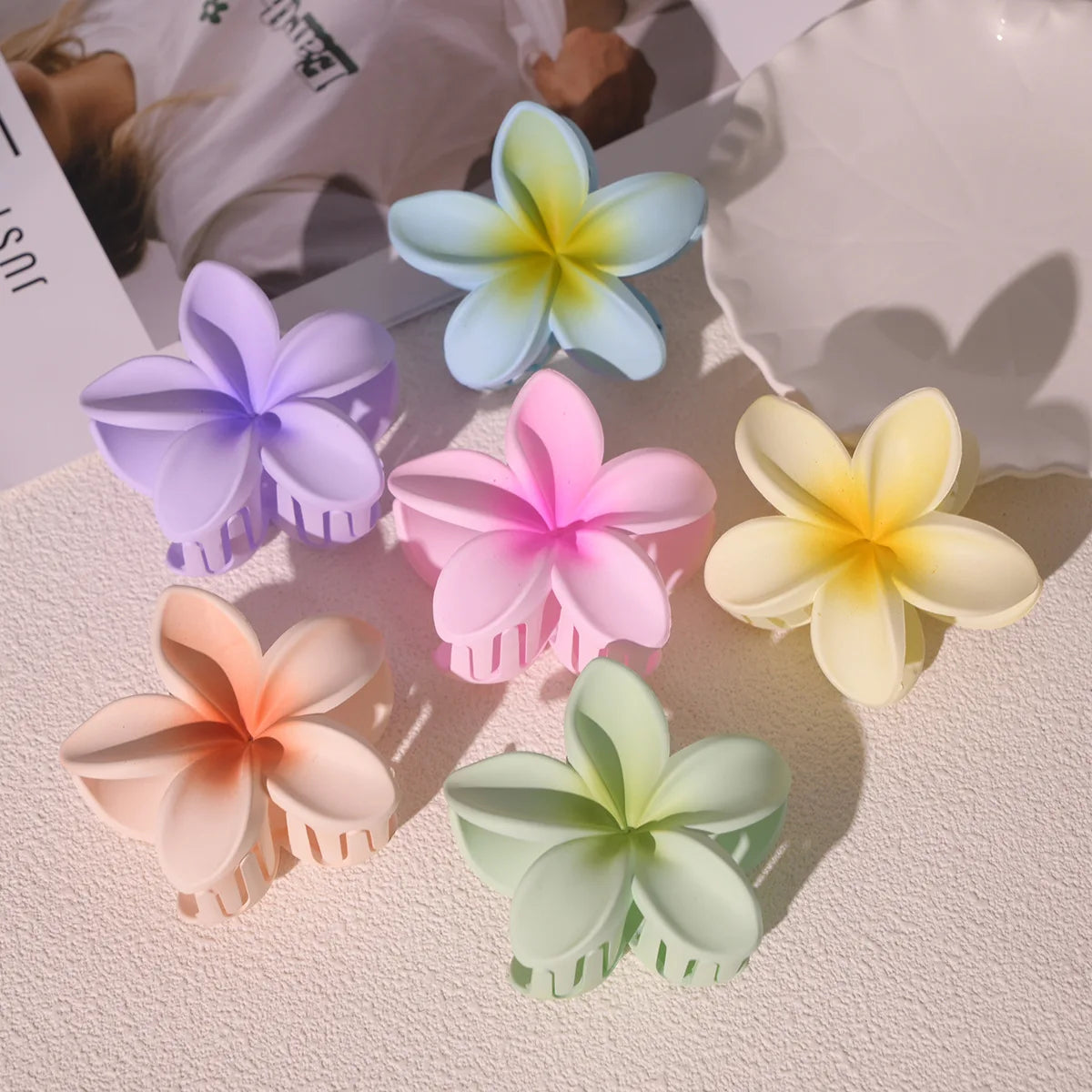 Fashion Colorful Frosted Flower Hair Claws Clip Hawaiian Gradient Hairpin Vacation Beach Ponytail Clip Barrette Hair Accessories