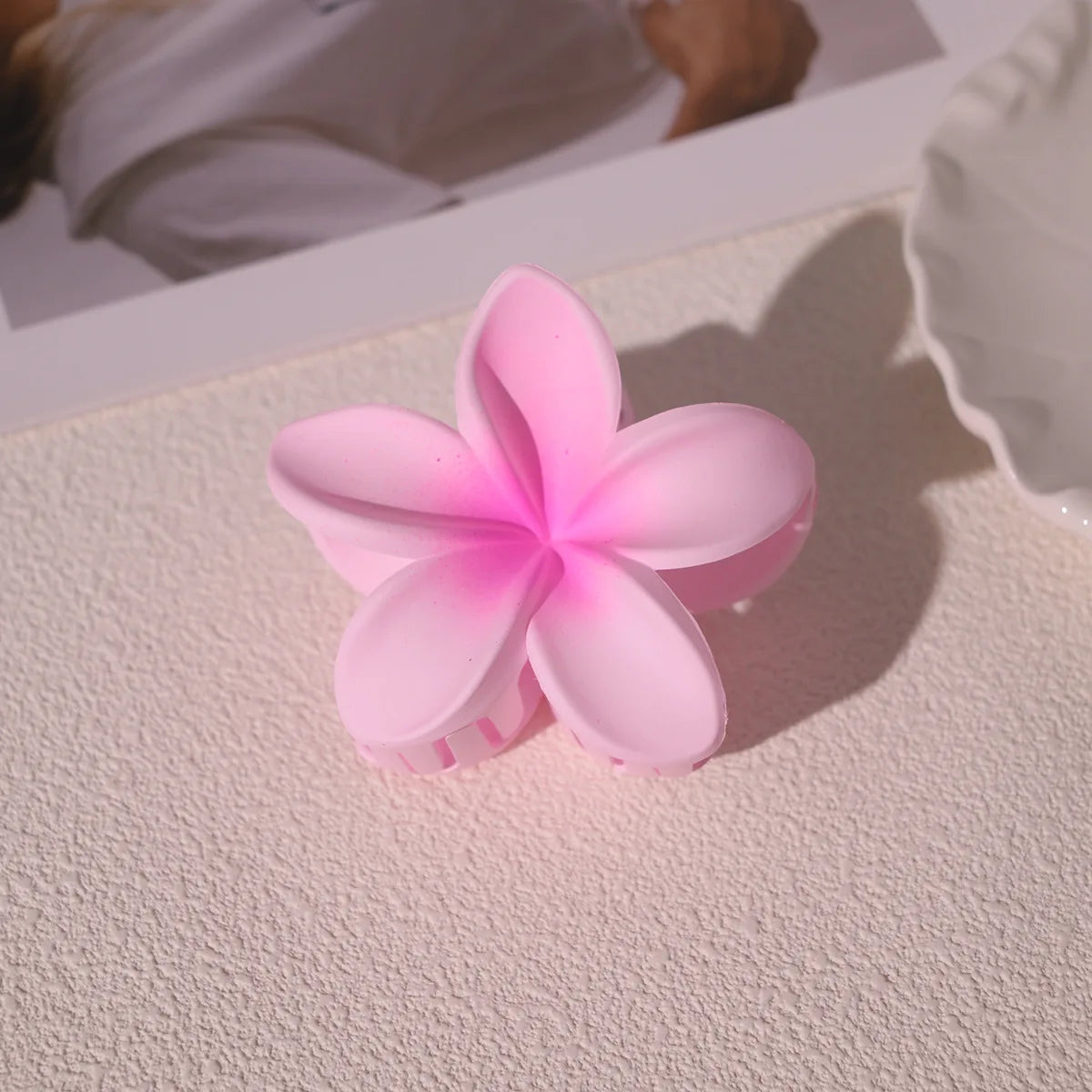 Fashion Colorful Frosted Flower Hair Claws Clip Hawaiian Gradient Hairpin Vacation Beach Ponytail Clip Barrette Hair Accessories