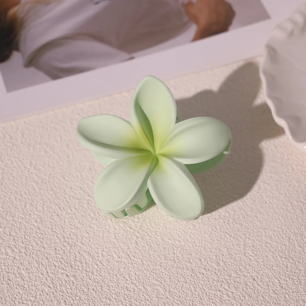 Fashion Colorful Frosted Flower Hair Claws Clip Hawaiian Gradient Hairpin Vacation Beach Ponytail Clip Barrette Hair Accessories