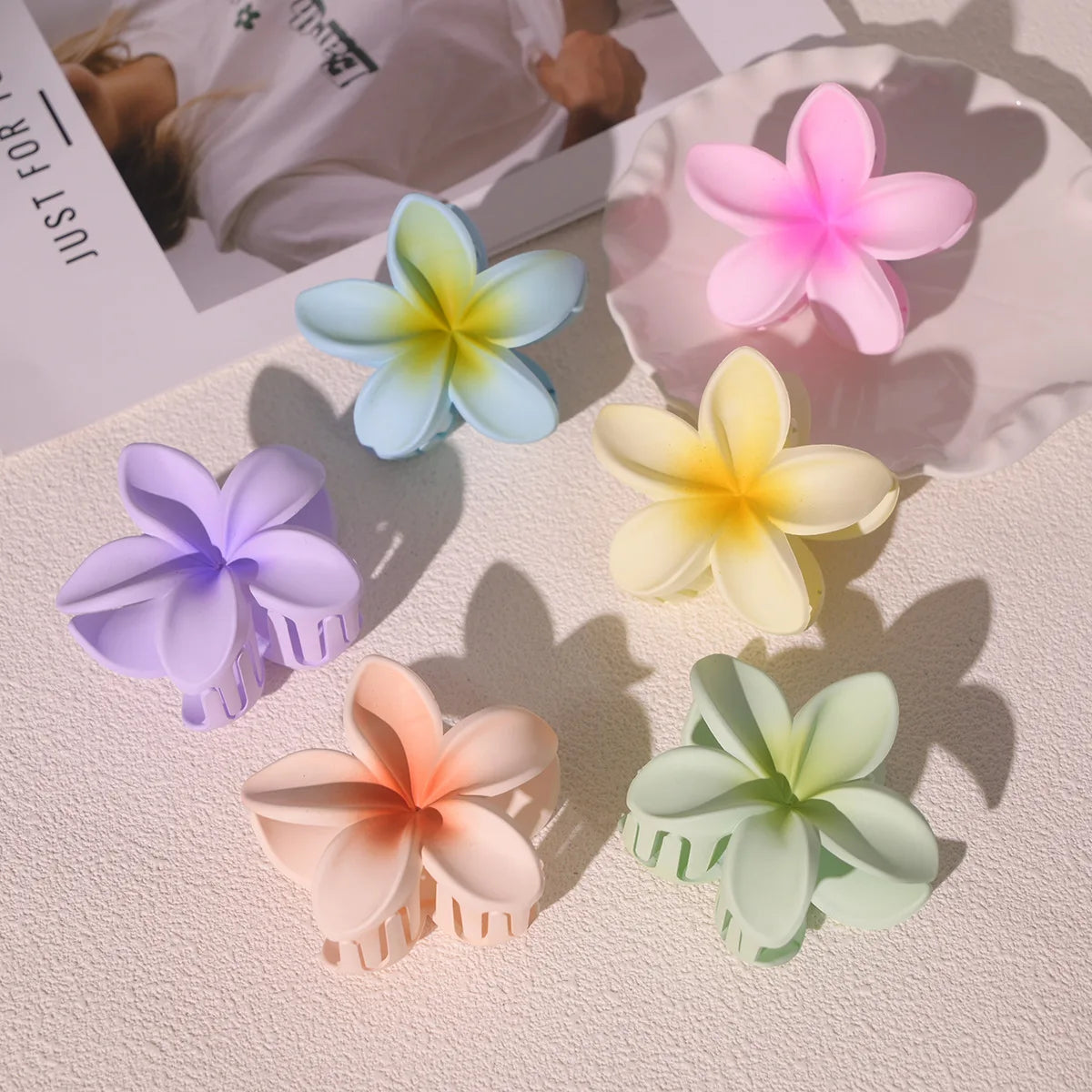 Fashion Colorful Frosted Flower Hair Claws Clip Hawaiian Gradient Hairpin Vacation Beach Ponytail Clip Barrette Hair Accessories