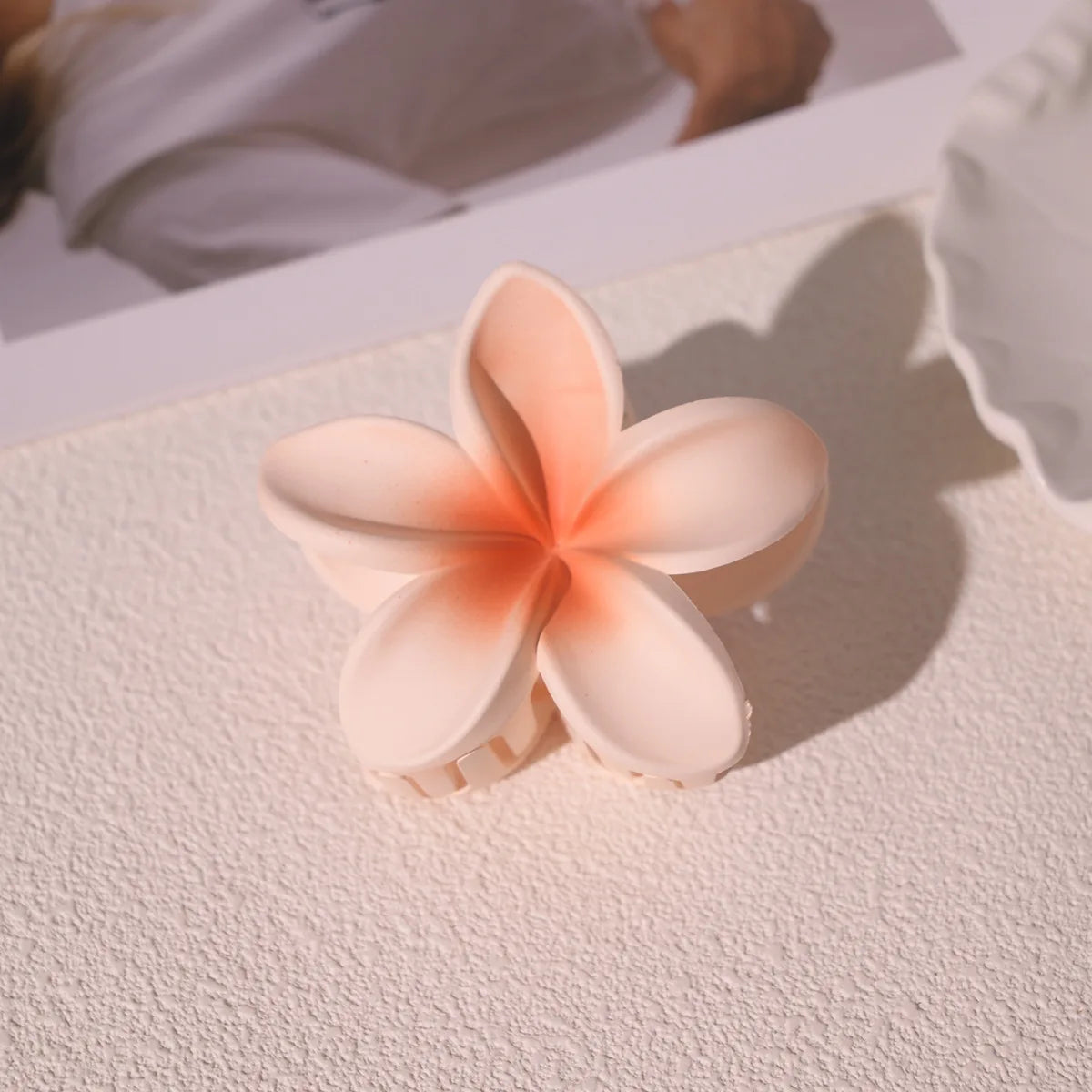 Fashion Colorful Frosted Flower Hair Claws Clip Hawaiian Gradient Hairpin Vacation Beach Ponytail Clip Barrette Hair Accessories